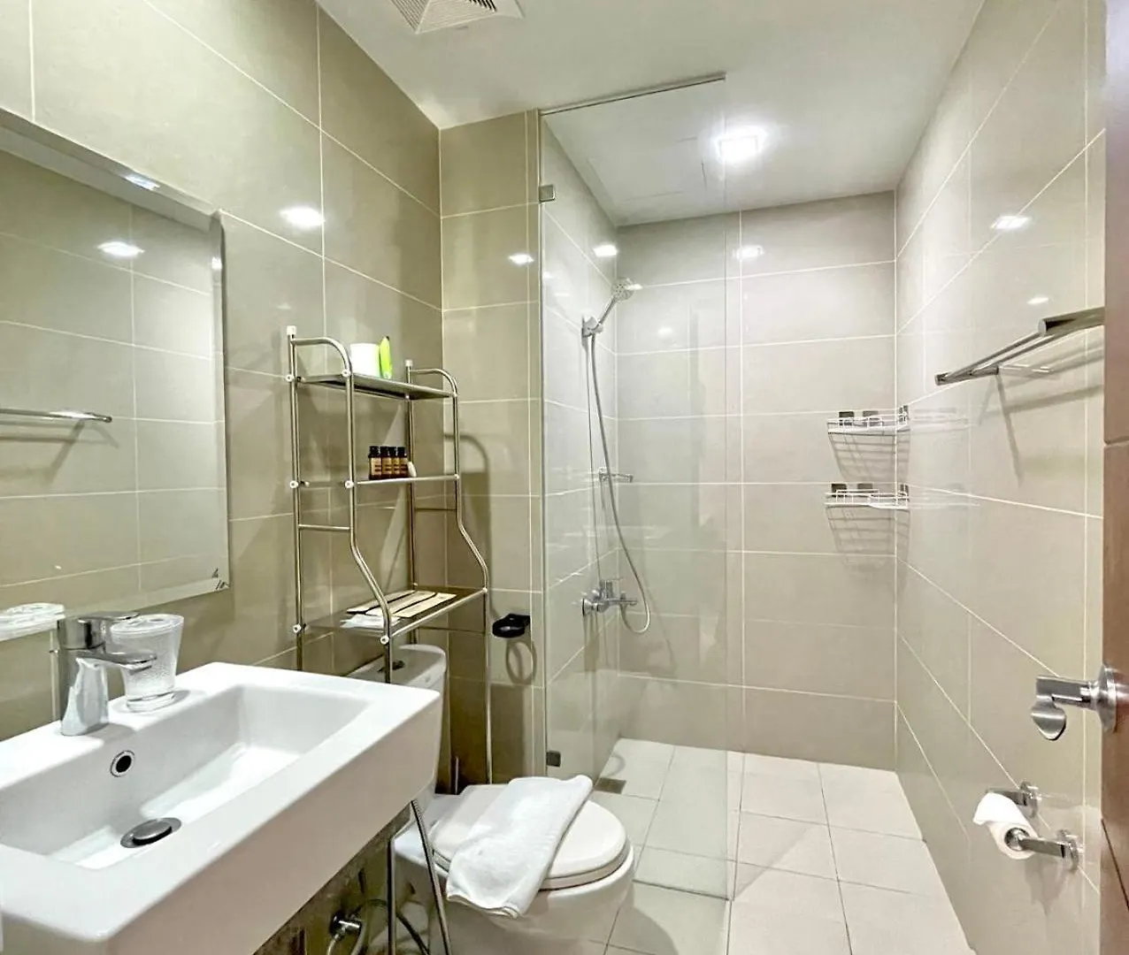 Spacious 2-Br Unit In One Uptown Residences Manila 0*,  Filipinas