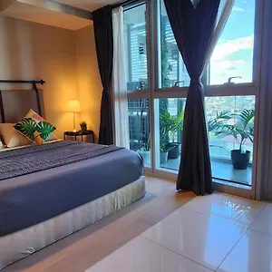 Apartment Spacious Unit Steps Away From Uptown Mall And Mitsukoshi Mall Free Parking With Washer, Manila